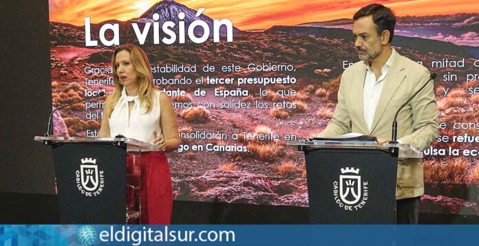 La presidenta Rosa Dávila y el vicepresidente Lope Afonso durante la presentación del presupuesto insular para 2026