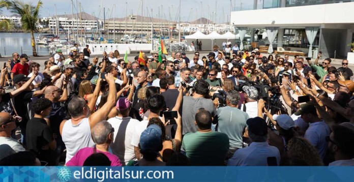 Santiago Abascal, rodeado de simpatizantes durante el acto público celebrado en Las Palmas de Gran Canaria
