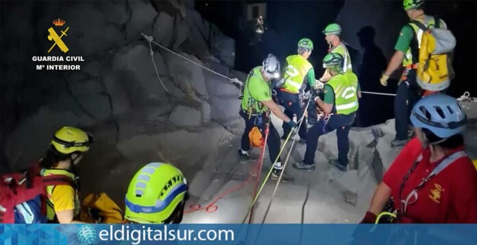 Simulacro de rescate de un espeleólogo accidentado en el Barranco de la Nea, organizado por Ayuda en Emergencias Anaga con la colaboración del GREIM y Bomberos de Tegueste