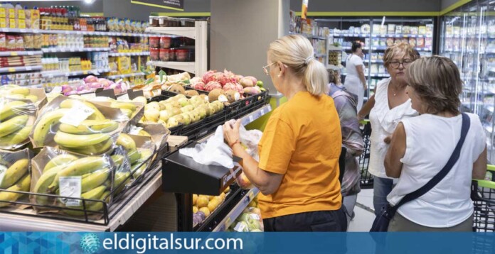 Clientes recorren el interior de la nueva tienda de HiperDino en Candelaria