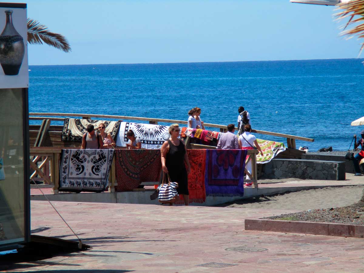 Vendedores ambulantes ocupan espacios en zonas turísticas del sur de Tenerife, afectando la actividad comercial local