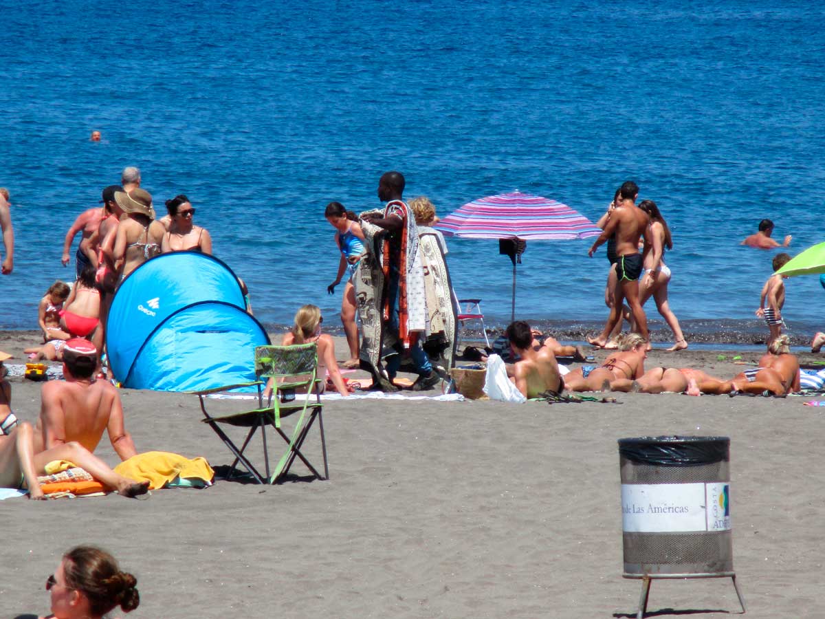 Vendedores ambulantes ocupan espacios en zonas turísticas del sur de Tenerife, afectando la actividad comercial local