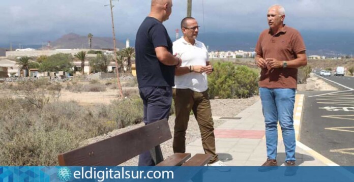 Reposición de los bancos en las paradas de guaguas de la TF-64 en Granadilla de Abona.