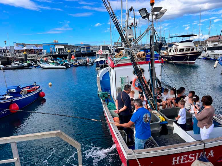 Carlos Braun, a bordo de su embarcación, durante una actividad formativa con menores en el puerto de Las Galletas