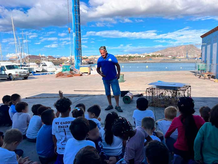 Carlos Braun enseñando a los menores el uso de los materiales de la pesca artesanal
