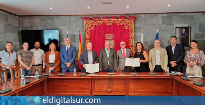 El alcalde Arturo González y representantes de la Fundación Laboral de la Construcción durante la firma del convenio de cesión