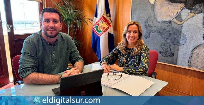 Rosa Dávila y Serafín Mesa durante la formalización del convenio para la Casa de la Juventud de Las Chafiras
