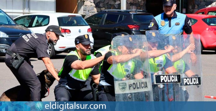 Agentes de la Policía Local de Santa Cruz se forman en técnicas defensivas