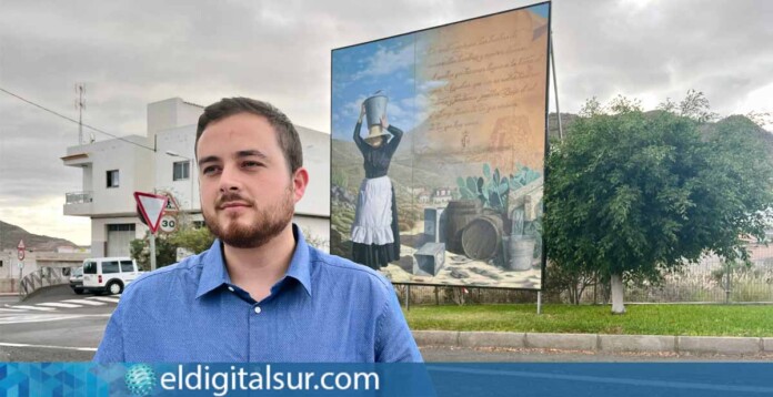 El concejal Naím Yánez Alonso, responsable del área de Cultura y Patrimonio Histórico, durante la presentación del mural 'La Aguadora'