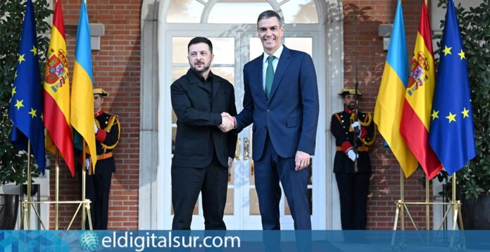 El presidente de Ucrania, Volodímir Zelenski, y el presidente del Gobierno, Pedro Sánchez, se saludan en la escalinata del Palacio de La Moncloa. | Pool Moncloa/Borja Puig de la Bellacasa