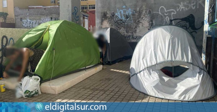 Enseres retirados en las inmediaciones del pabellón Pancho Camurria