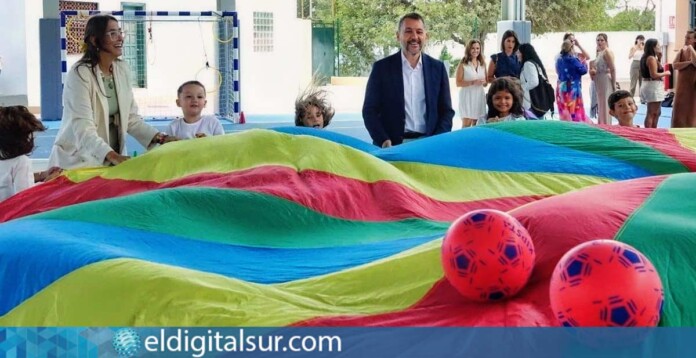 El alcalde José Manuel Bermúdez y la concejala Charín González destacan la derogación de la tarifa de educación infantil en Santa Cruz