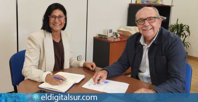 La consejera insular de Movilidad, Eulalia García, y el concejal José Miguel Fregel durante la reunión de trabajo sobre transporte público en El Rosario