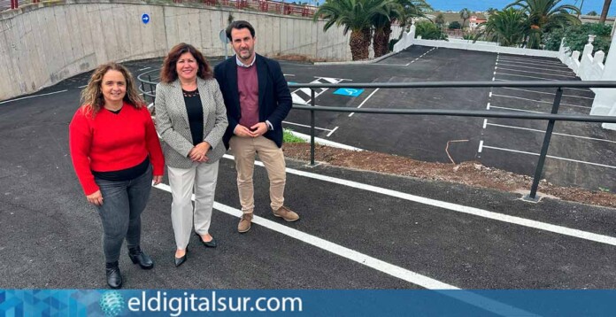 La alcaldesa Sandra Izquierdo y los tenientes de alcalde Noemí García y José Caro visitan la parcela del nuevo aparcamiento del Centro de Salud de Tacoronte