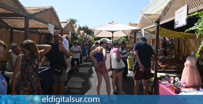 Visitantes disfrutando de la feria de artesanía en Santiago del Teide