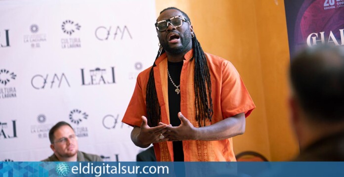 Gwen Thomas ofreció una breve actuación vocal en la presentación del Festival de Gospel de Canarias 2025