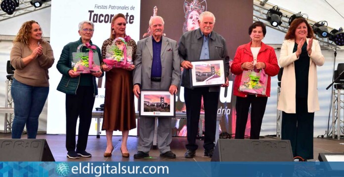 Homenaje a los vecinos que entre 1967 y 1974 trabajaron para diseñar y construir la actual plaza del entorno parroquial de Santa Catalina