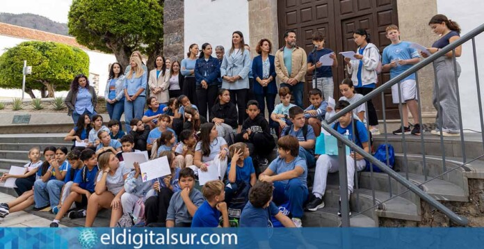 Estudiantes del CEIP Adeje Casco participan leyendo el manifiesto del Día de la Infancia frente al Ayuntamiento