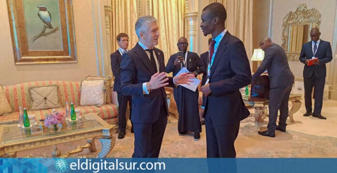 Fernando Grande-Marlaska y Mouhamadou Bamba Cissé durante su encuentro bilateral en Abu Dabi / Interior.