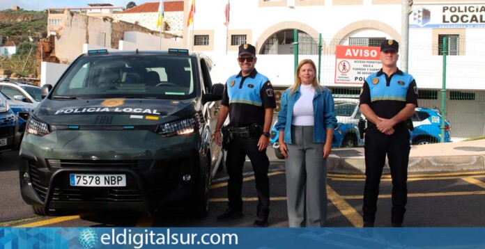 La concejala María Candelaria Rodríguez y el jefe Ricardo Rivero presentan el nuevo Fiat Escudo de la Policía Local