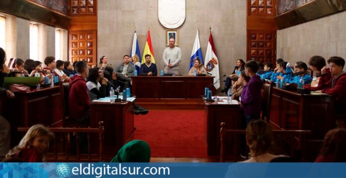 Niños y adolescentes participan en el Pleno de Derechos de la Infancia en Granadilla de Abona