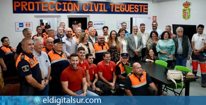 Foto de familia durante la inauguración de la nueva sede de Protección Civil en Tegueste