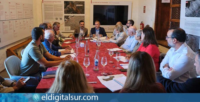 Reunión-Mesa-del-Vino-Tenerife-111125 Lope Afonso y Valentín González anuncian ayudas a viticultores tinerfeños en la Mesa del Vino