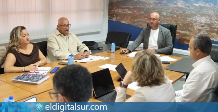 El alcalde José Domingo Regalado y el concejal René Oval durante la reunión con TITSA para planificar el nuevo transporte urbano de Granadilla de Abona