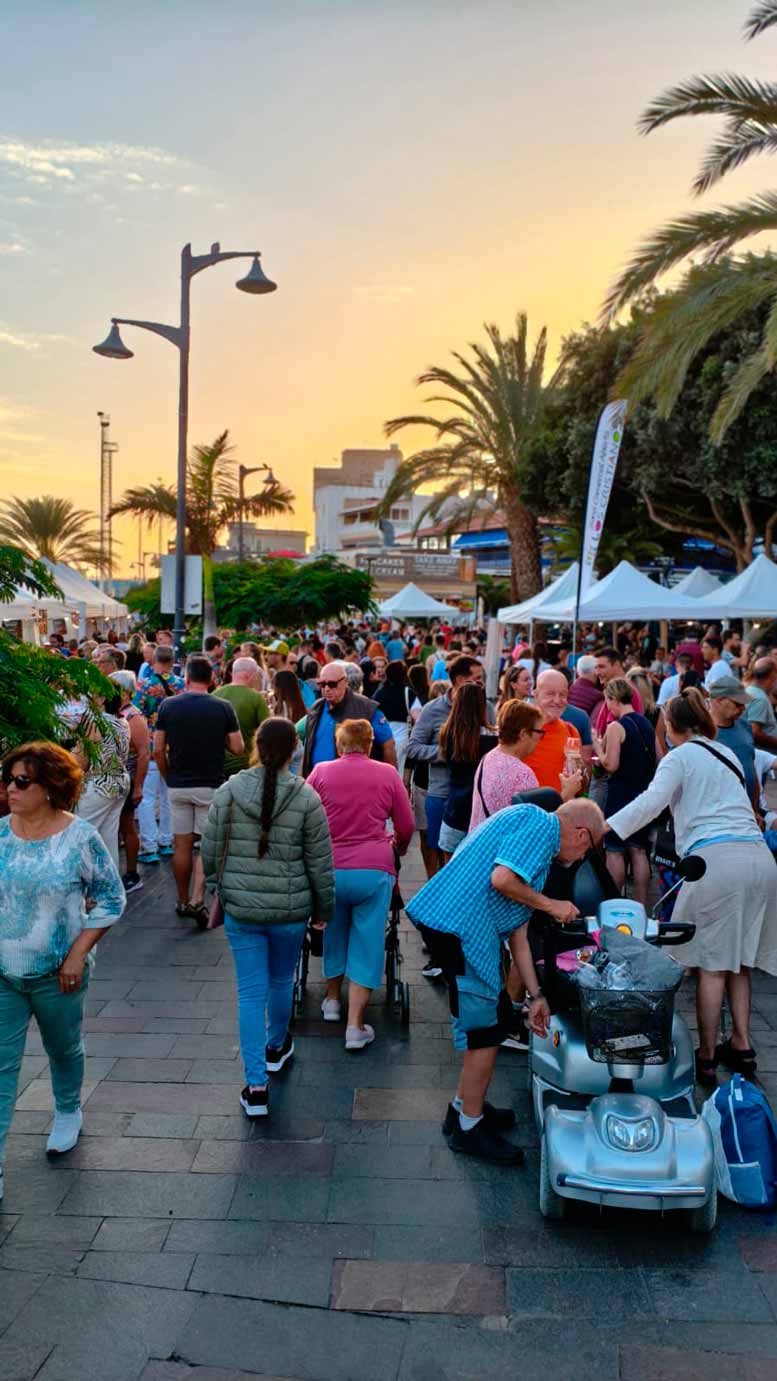 Personas disfrutando del ambiente festivo durante Sabores de Los Cristianos 2025
