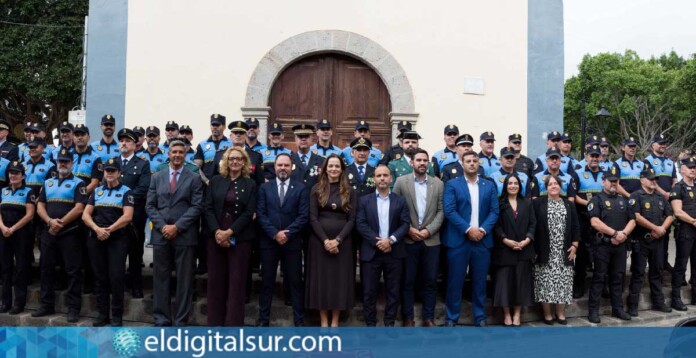 La alcaldesa Fátima Lemes Reverón junto a los agentes distinguidos durante el acto institucional en honor a San Quintín