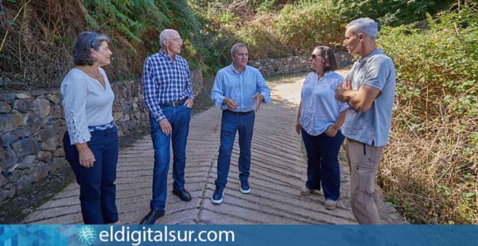 El consejero del Sector Primario, Valentín González, y el alcalde de Santa Úrsula, Juan Manuel Acosta, durante la visita al camino agrícola Fonseca