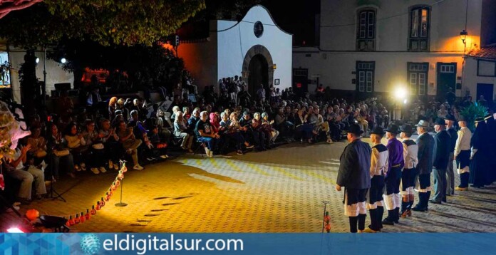 Público disfrutando de “Trucos de Antaño” en la plaza de Arico Nuevo, con música y teatro tradicional