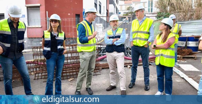 El alcalde José Manuel Bermúdez y la concejala Belén Mesa visitan las obras de las 37 viviendas públicas en María Jiménez