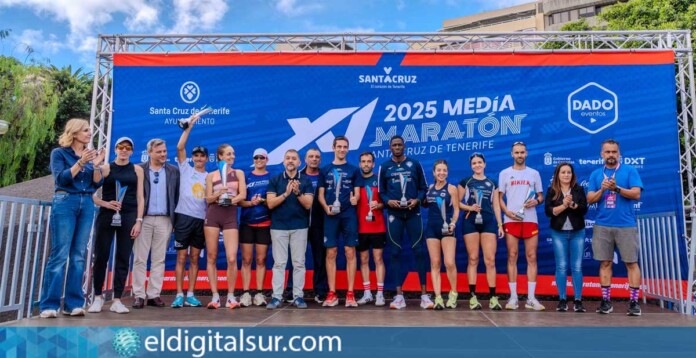 Los ganadores del podio general celebran su resultado en la XI Media Maratón Internacional de Santa Cruz de Tenerife