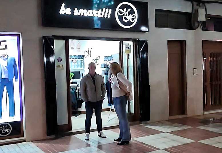 Clara Pérez, Primera Teniente de Alcalde de Arona, durante su visita a Las Galletas