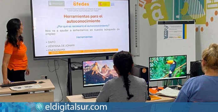 Grupo de participantes durante una sesión formativa, en el marco de los programas laborales desarrollados por AFEDES