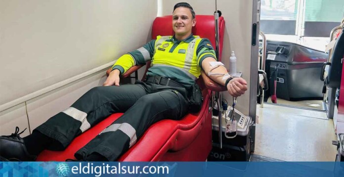 Un agente de la Guardia Civil participa en la campaña de donación de sangre / EDS