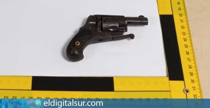 Arma de fuego real incautada por la Guardia Civil en el equipaje facturado de un pasajero en el Aeropuerto Tenerife Norte
