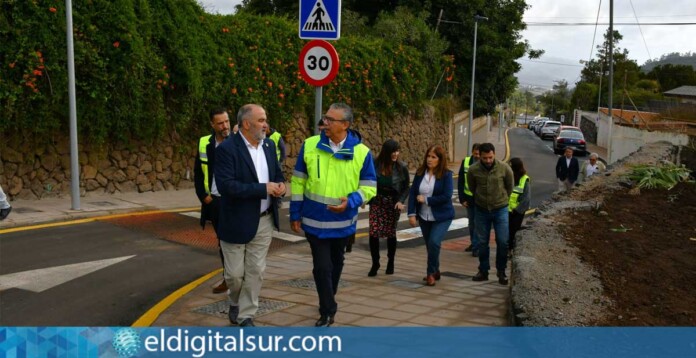 Dámaso Arteaga y Escolástico Gil durante la visita a la calle El Sol en El Rosario tras la finalización de las obras