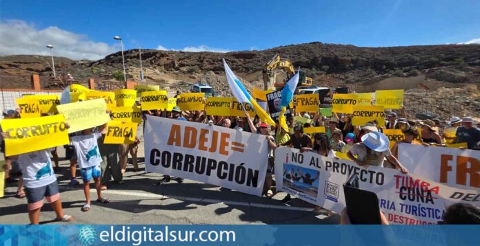 Manifestantes portan carteles dirigidos a responsables políticos