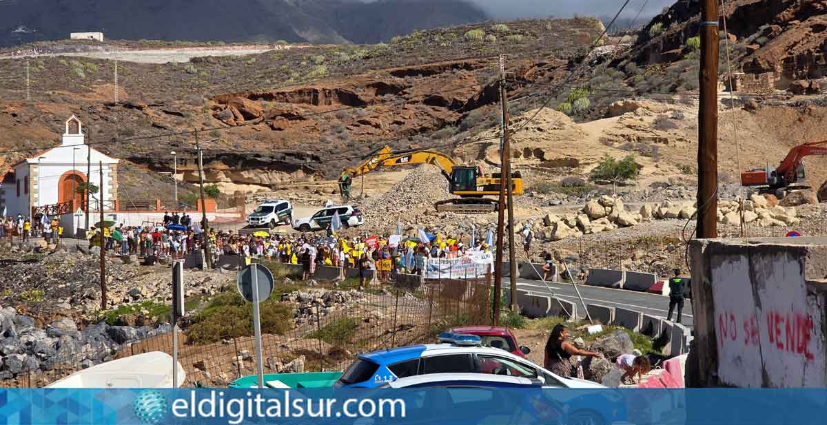 Centenares de personas recorrieron el litoral de Adeje exigiendo la paralización del macroproyecto Cuna del Alma