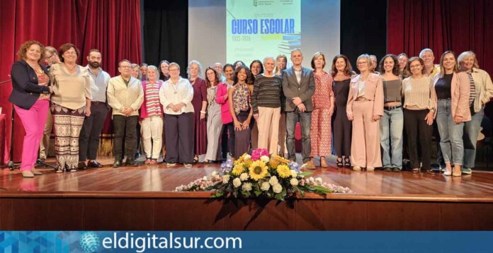 Autoridades, docentes jubiladas, estudiantes destacados y nuevas doctoras posan juntos durante el 25º Acto de Apertura del Curso Escolar