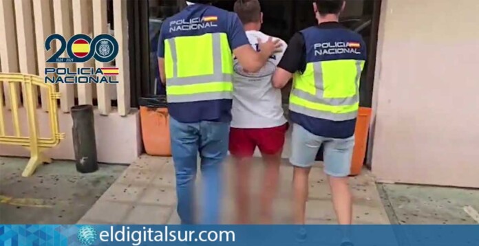 Agentes de la Policía Nacional trasladan al detenido durante el operativo en Tenerife