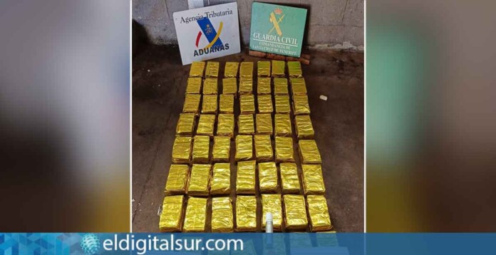 drogas-121225 Paquetes de hachís detectados en el vehículo tras su llegada al puerto de Tenerife
