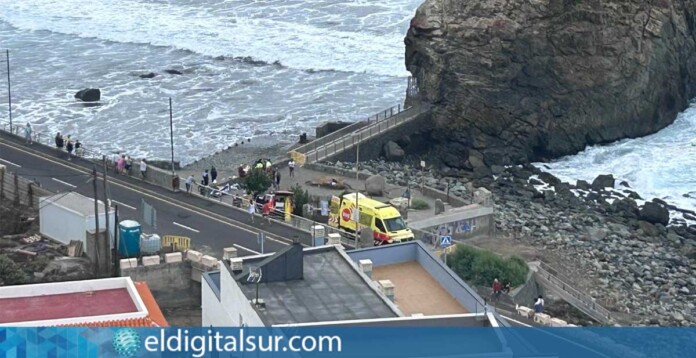 Servicios de emergencia atendiendo a los afectados por un golpe de mar en la Playa del Roque de Las Bodegas