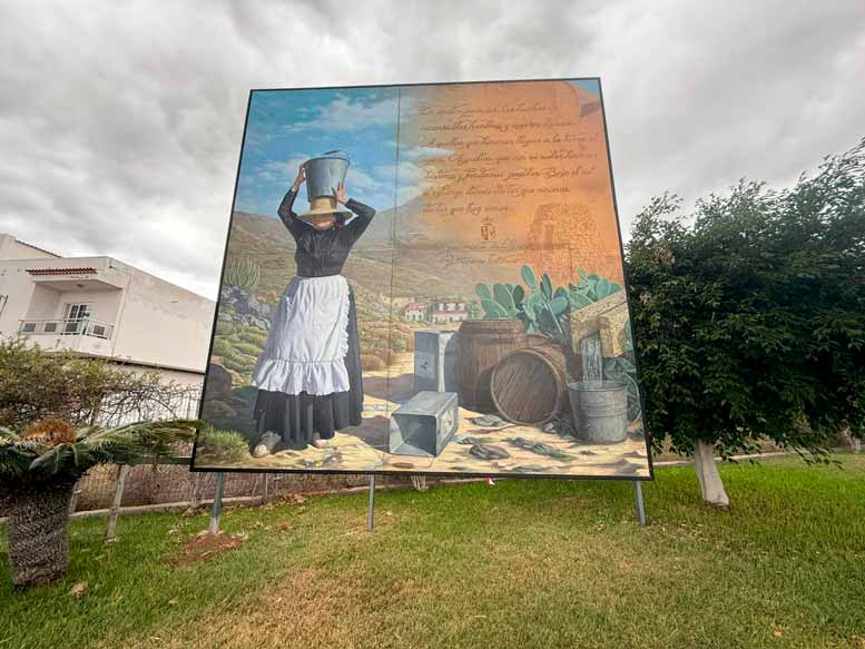 El mural 'La Aguadora', recientemente restaurado y ahora expuesto al público en Cabo Blanco, Arona