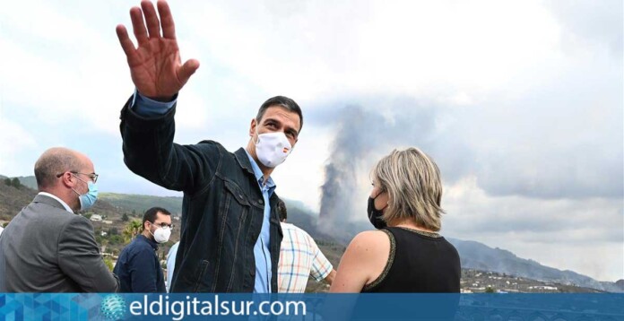Pedro Sánchez, durante una visita a La Palma en los meses de la erupción