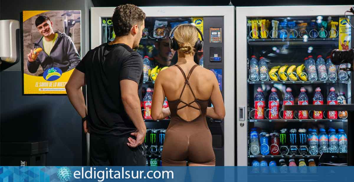 Usuarios adquieren Plátanos de Canarias en las máquinas de 'vending' de Fitness Park