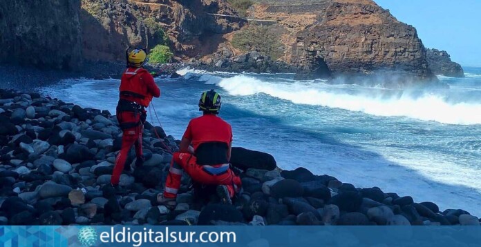 Bomberos de Tenerife realizan el rescate de una persona que se precipitó desde 50 metros en Los Roques, Los Realejos