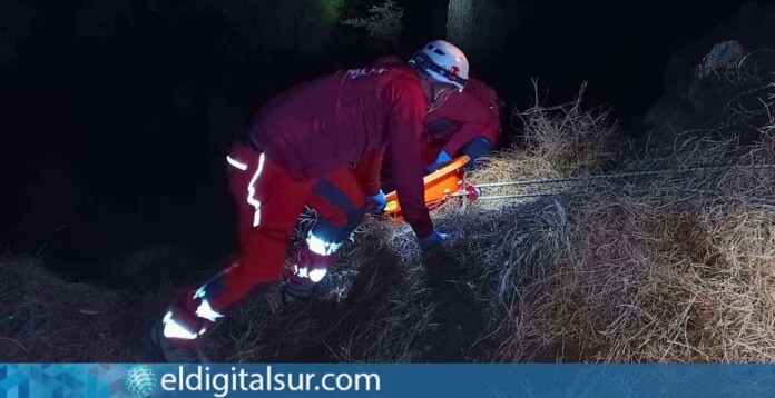 Bomberos de San Miguel intervienen para retirar un cuerpo desde el fondo de un barranquillo en Granadilla de Abona